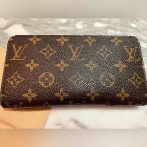 SOLD Louis Vuitton Monogramed Zippy Wallet - Excellent Condition. Minimal wear.